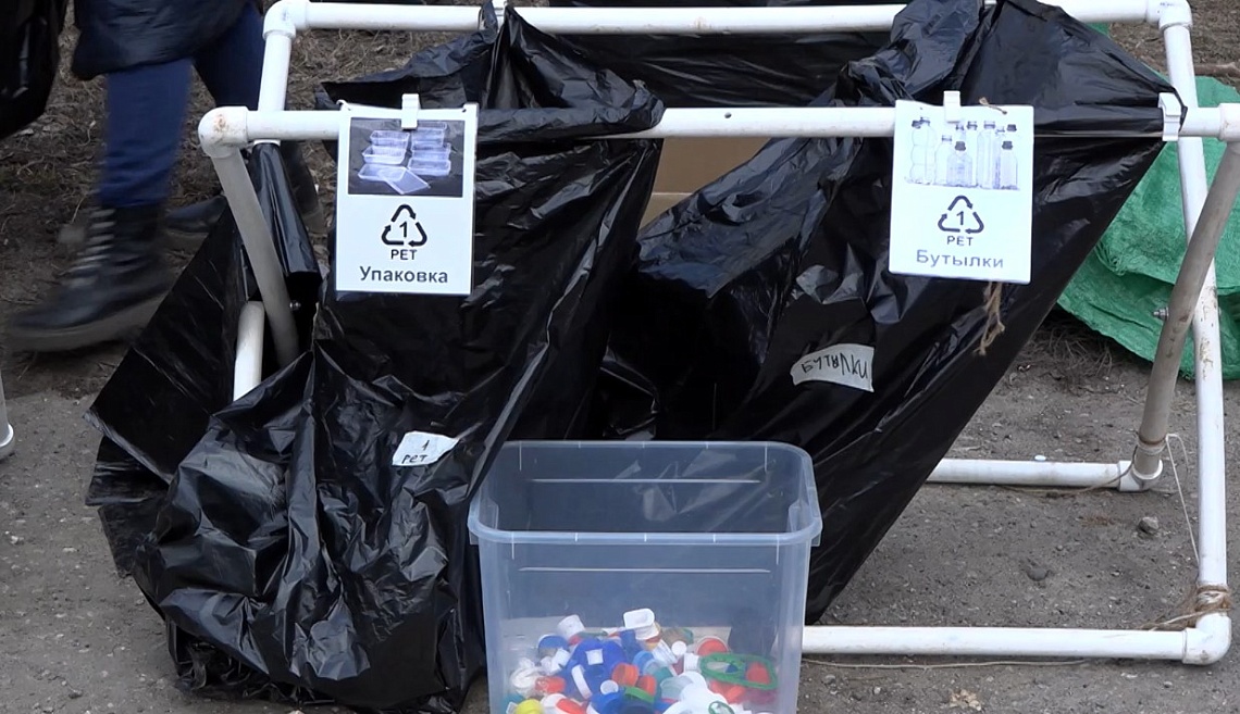 В Пензе активисты провели акцию «Это вам не мусор!»